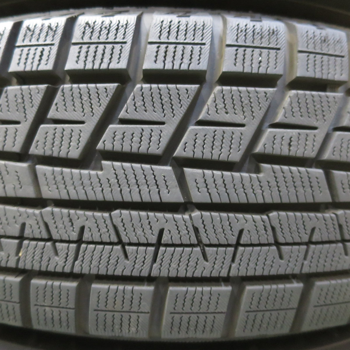 バリ溝！22年！キレイ！9.5分以上◎スタッドレス 185/70R14 ヨコハマ アイスガード iG60 NIRVANA NV ニルバーナ ニルヴァーナ 14インチ PCD100/4H◎6091913イス