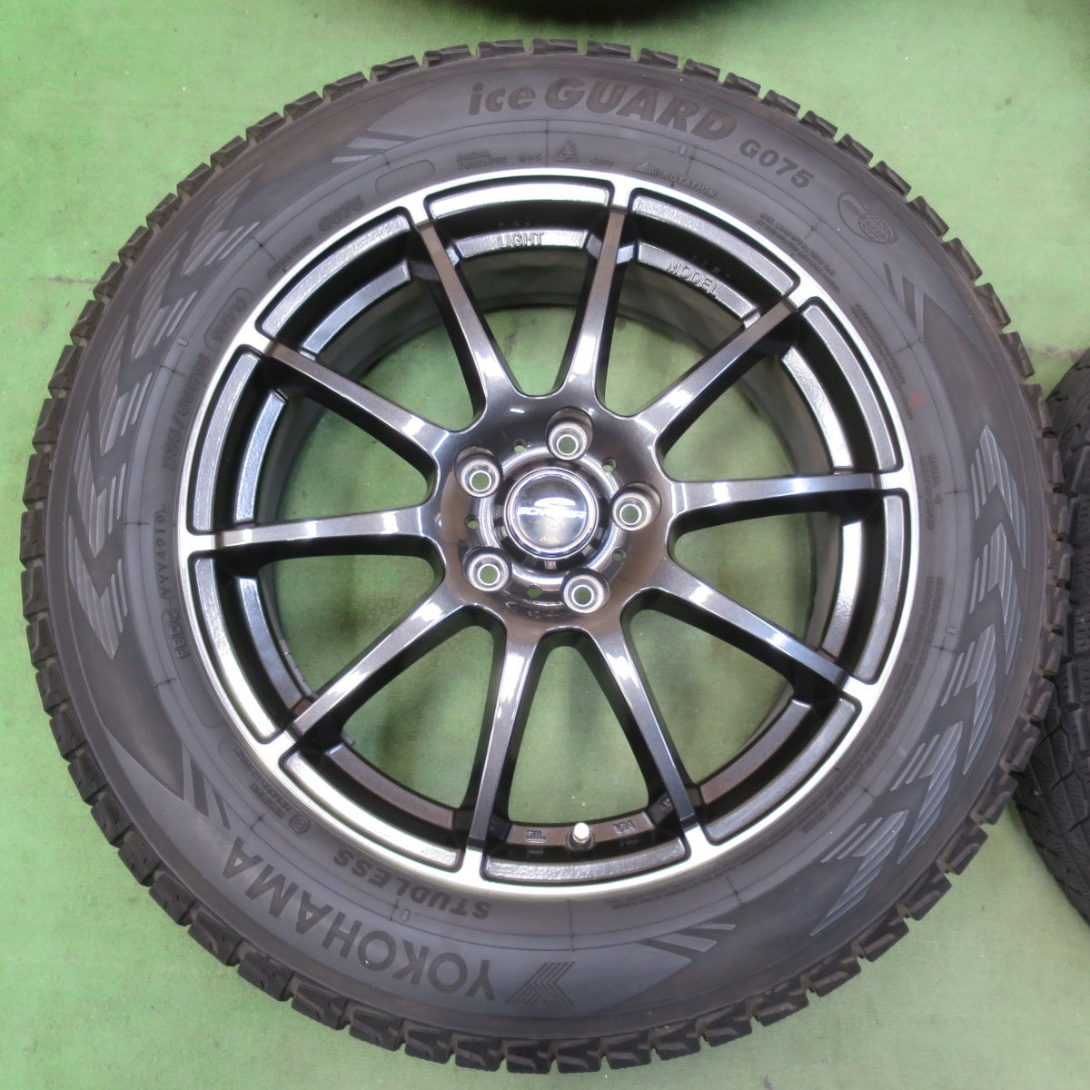 バリ溝！キレイ！9.5分★スタッドレス 235/60R18 ヨコハマ アイスガード G075 SCHNEIDER シュナイダー 18インチ PCD114.3/5H★5120908イス