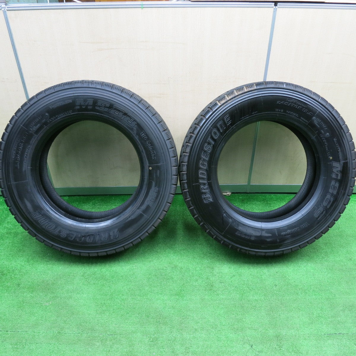 [送料無料] ほぼ未使用！24年★トラック タイヤ 245/70R19.5 136/134J ブリヂストン M888 ミックス オールシーズン 19.5インチ★4101601HAノタ