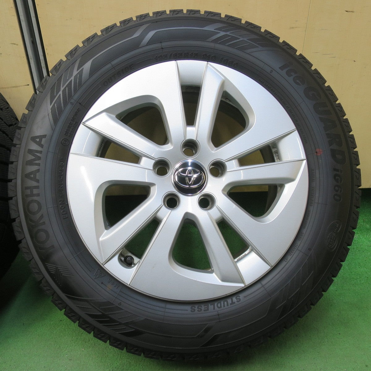バリ溝！23年！9.5分★トヨタ 50系 プリウス 純正 195/65R15 スタッドレス ヨコハマ アイスガード iG60 15インチ PCD100/5H★5100904イス
