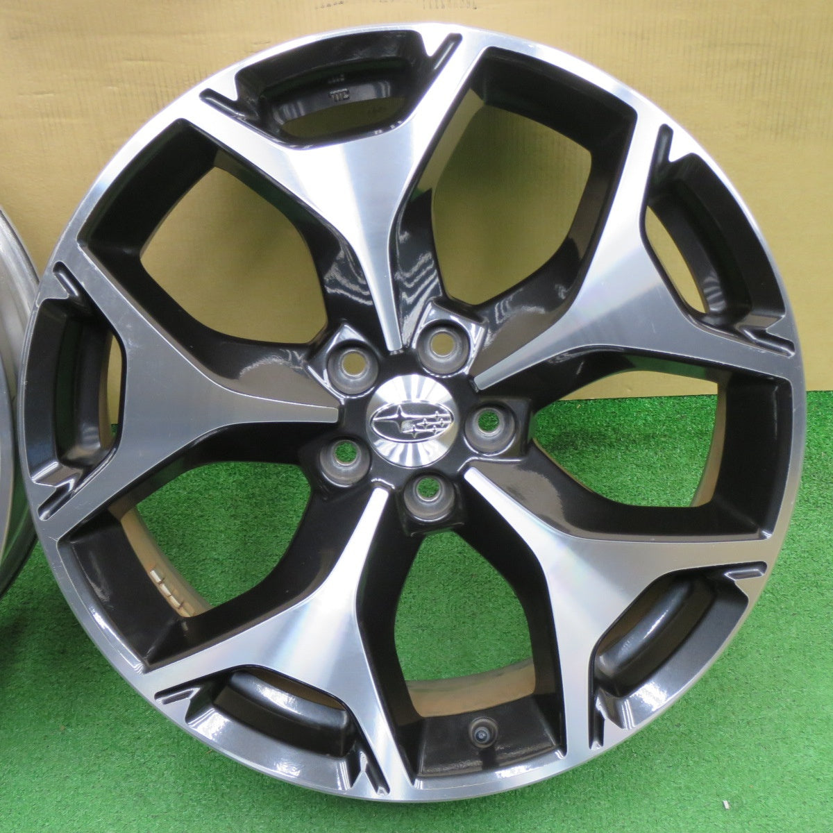 キレイ★スバル SJ フォレスター 純正 ホイール 18インチ 18×7J PCD100/5H★6060703NKホ