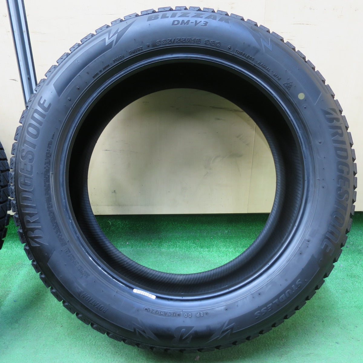 [送料無料] バリ溝！20年！9.5分★スタッドレス 225/55R18 ブリヂストン ブリザック DM-V3 タイヤ 18インチ フォレスター デリカ 等★4110504イスタ