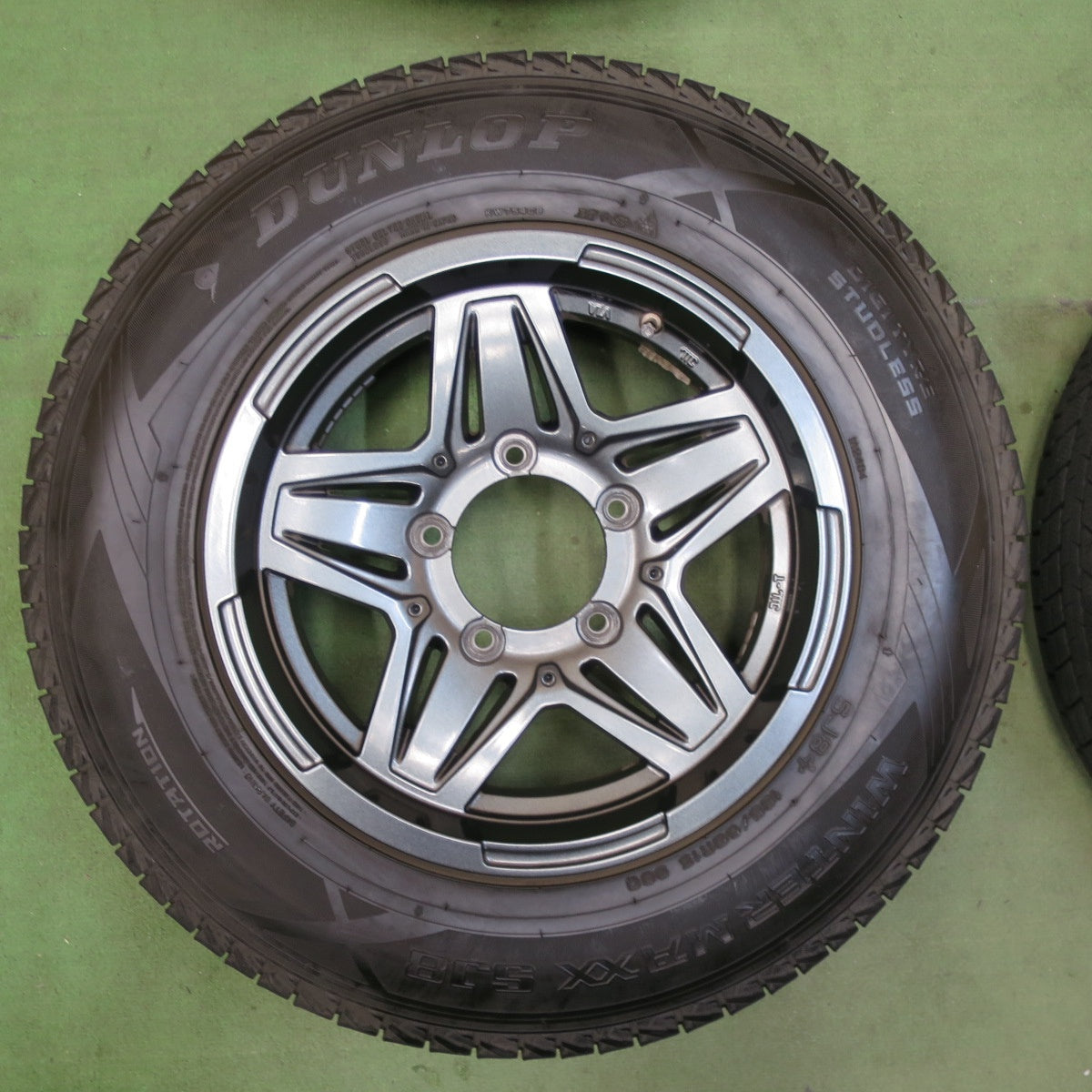 バリ溝！21年！キレイ！9分★ジムニー MAD CROSS JB-01 195/80R15 スタッドレス ダンロップ ウインターマックス SJ8+ 15インチ マッドクロス PCD139.7/5H★5112802TTス