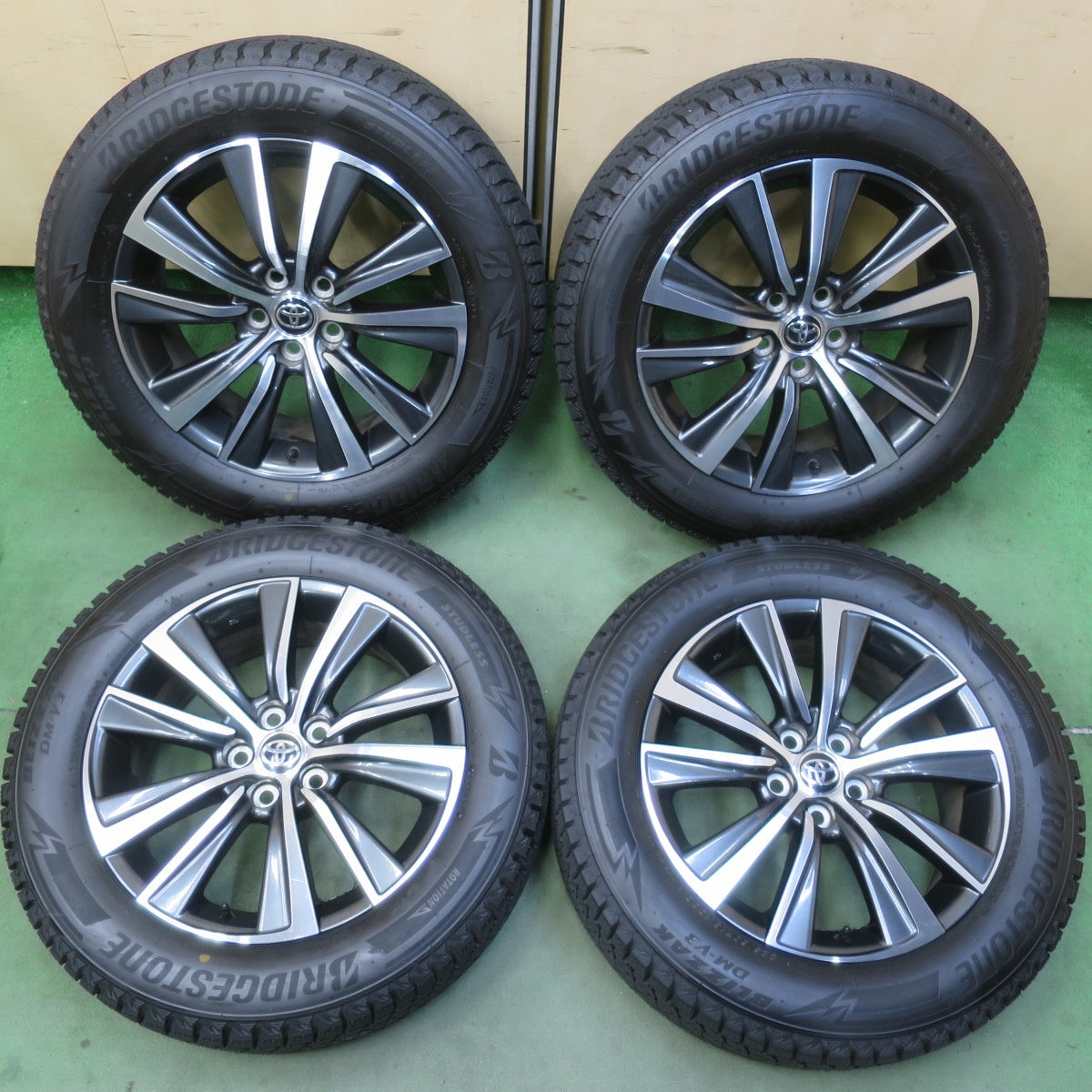 バリ溝！25年！キレイ！ほぼ10分◎トヨタ 80系 ハリアー Gグレード 純正 225/60R18 スタッドレス ブリヂストン ブリザック DM-V3 18インチ PCD114.3/5H◎6082404イス