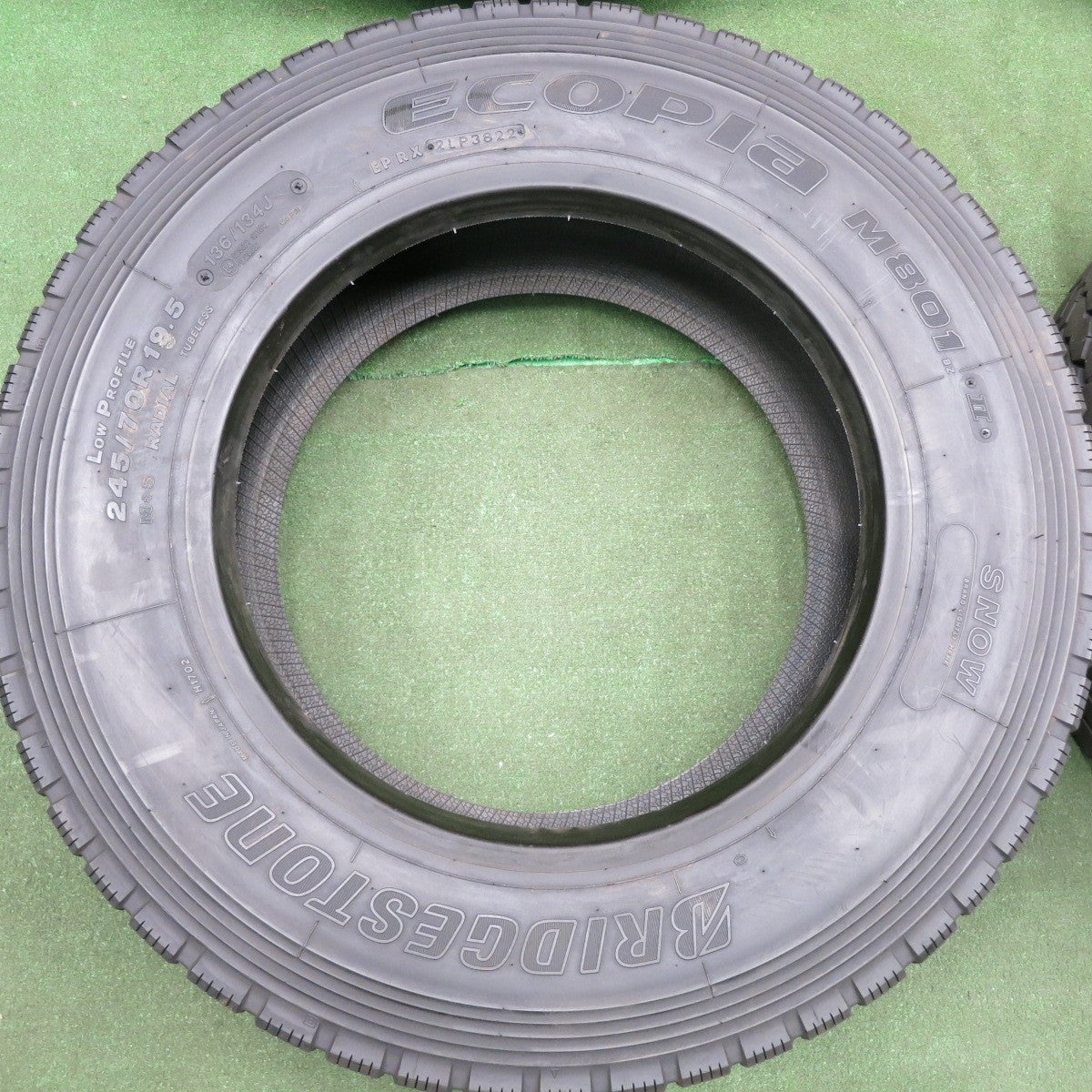 *送料無料* 新車外し！22年！ほぼ未使用★トラック タイヤ 245/70R19.5 136/134J ブリヂストン エコピア M801Ⅱ ミックス 19.5インチ★4071001HAノタ