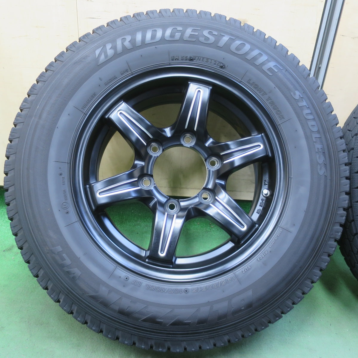 バリ溝！キレイ！9.5分◎スタッドレス 195/80R15 107/105L ブリヂストン ブリザック VL1 TWS Granverd NEO グランヴァード 15インチ PCD139.7/6H◎6062411イス