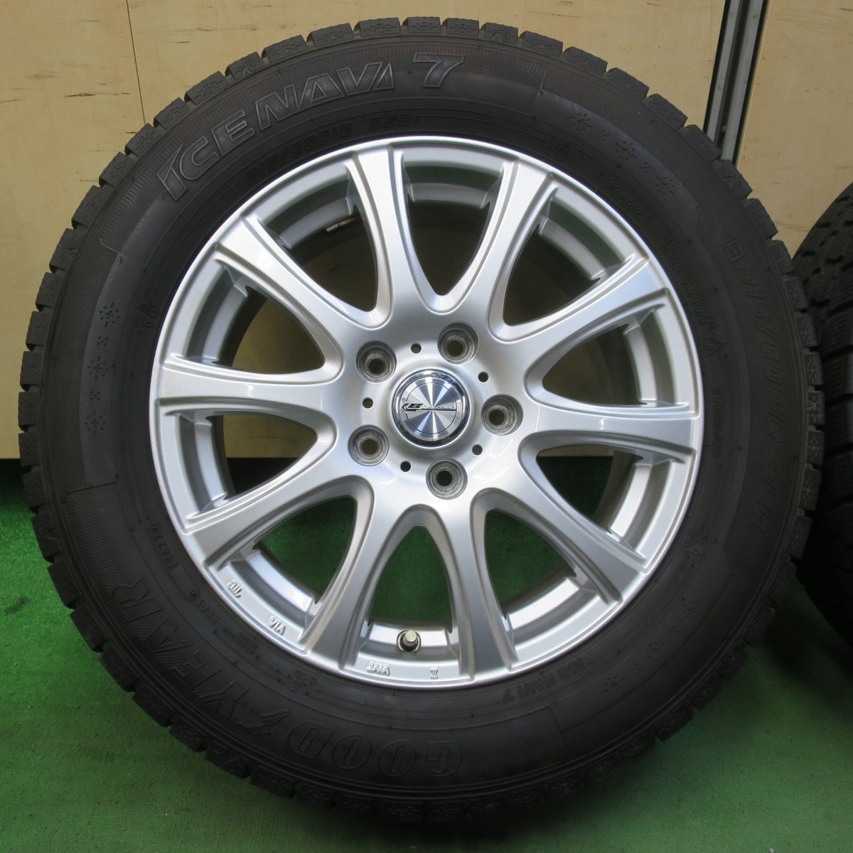 バリ溝！22年！9.5分★スタッドレス 215/60R16 グッドイヤー アイスナビ7 LAUFBAHNⅡ ラウフバーン2 16インチ PCD114.3/5H★5100602イス