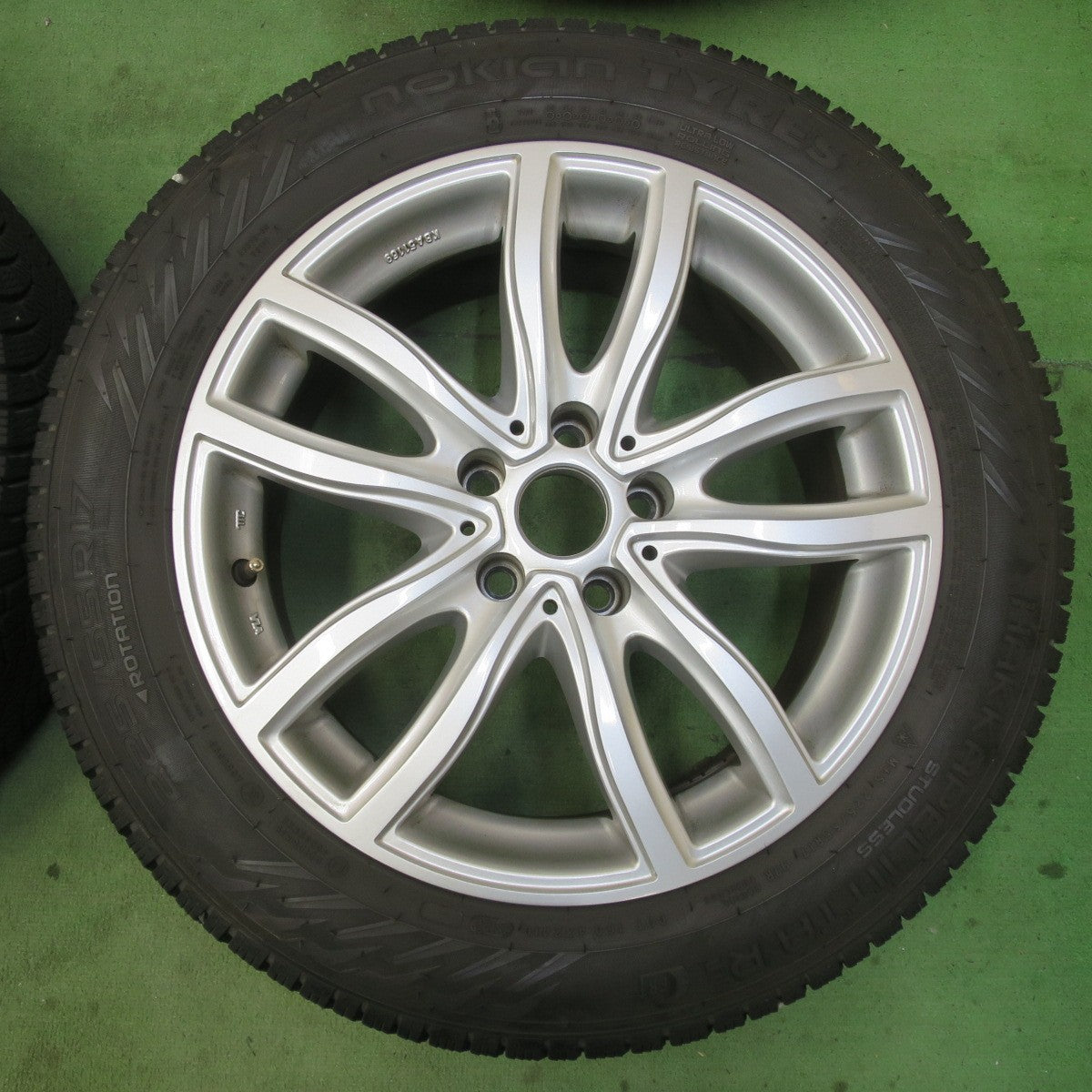バリ溝！22年！8.5分★BMW 等 MAK FAHR 225/55R17 スタッドレス ノキアン ハッカペリッタ R5 FRT 17インチ ファー PCD112/5H★6022607イス