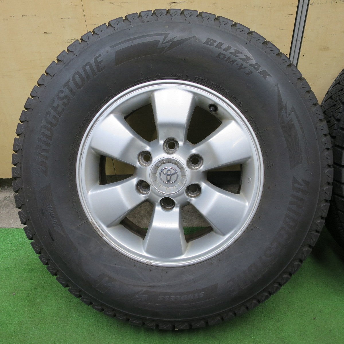 バリ溝！23年！9.5分★トヨタ ハイラックス サーフ 純正 265/70R16 スタッドレス ブリヂストン ブリザック DM-V3 16インチ PCD139.7/6H★6042902ナス
