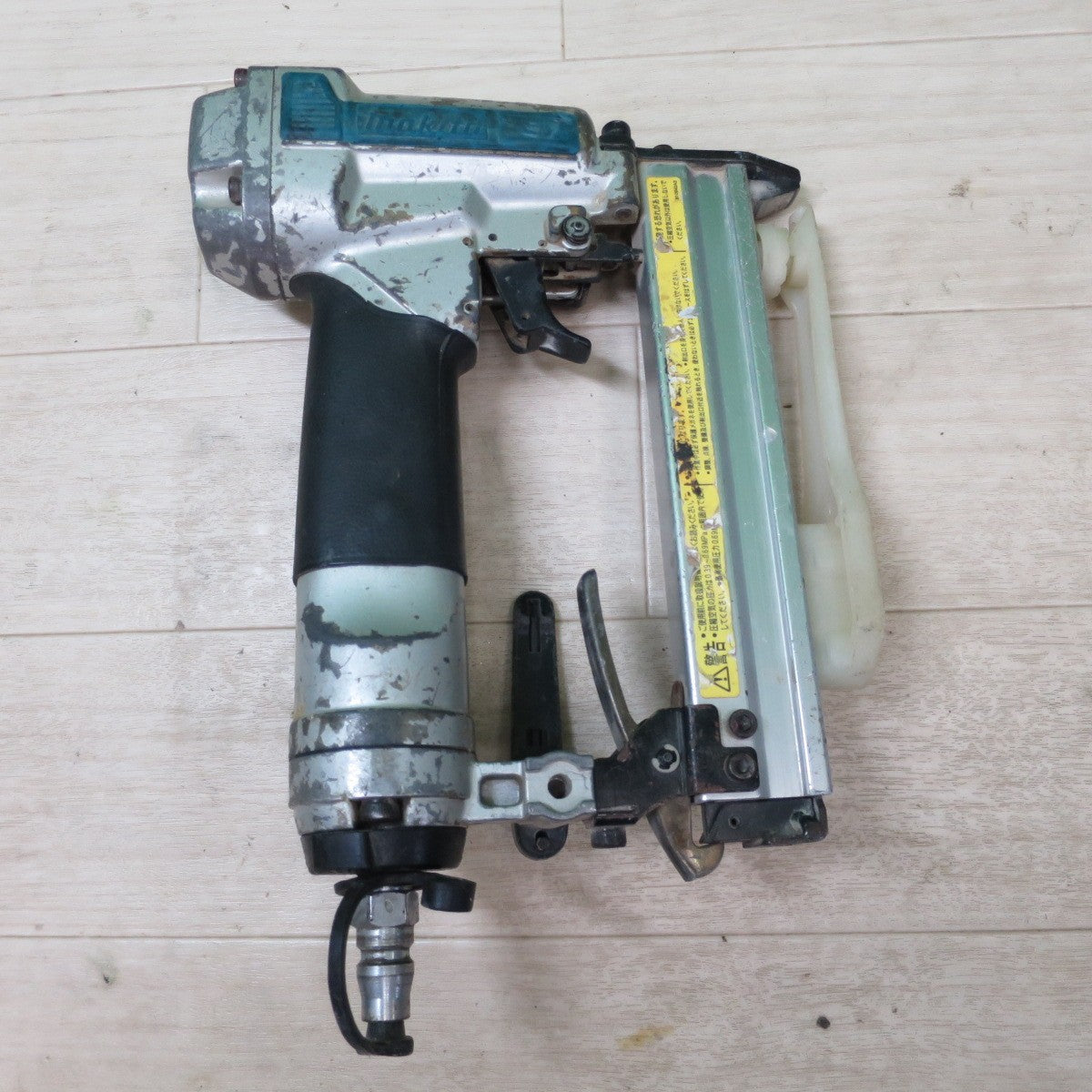 [送料無料] ☆マキタ 常圧 エア タッカー AT425A エアー ツール 工具 ネイラ 釘打機 釘打ち機 makita☆
