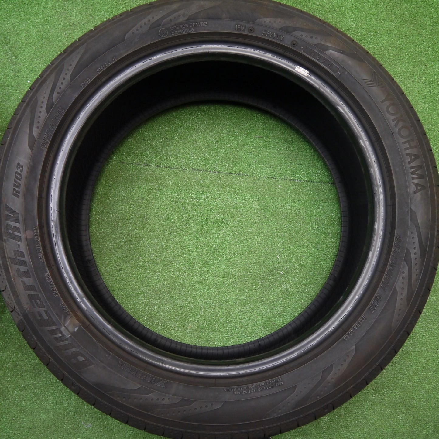 バリ溝！24年！9.5分★205/55R17 ヨコハマ BluEarth-RV RV03 ブルーアース タイヤ 17インチ ノア ヴォクシー ステップワゴン 等★5110501Hノタ