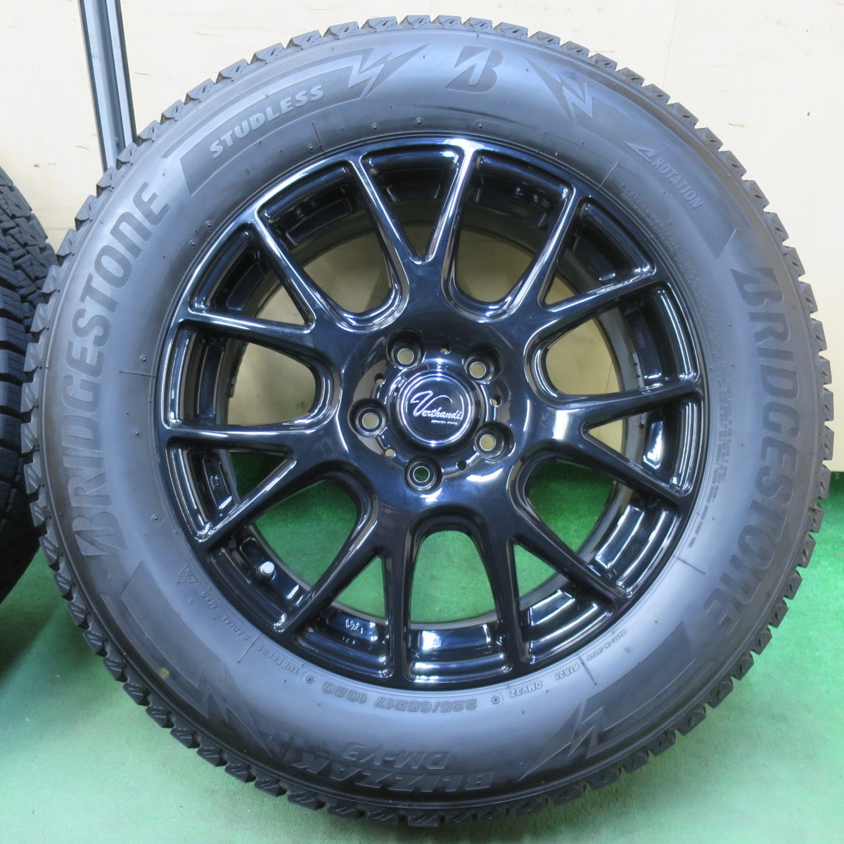 バリ溝！21年！キレイ！9.5分★スタッドレス 225/65R17 ブリヂストン ブリザック DM-V3 Verthandi ヴェルサンディ ヴェルザンディ 17インチ PCD114.3/5H★5110506イス