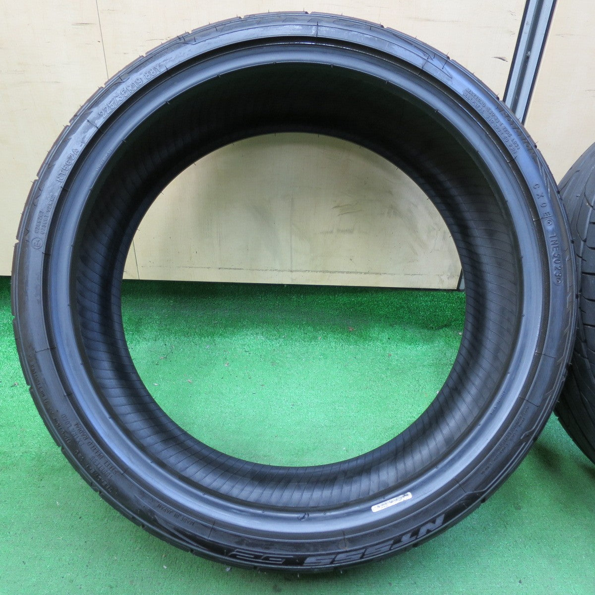 *送料無料* 23年！ほぼ未使用★225/35R19 ニットー NT555 G2 タイヤ 19インチ ベンツ Cクラス BMW 3シリーズ 等★4072903イノタ