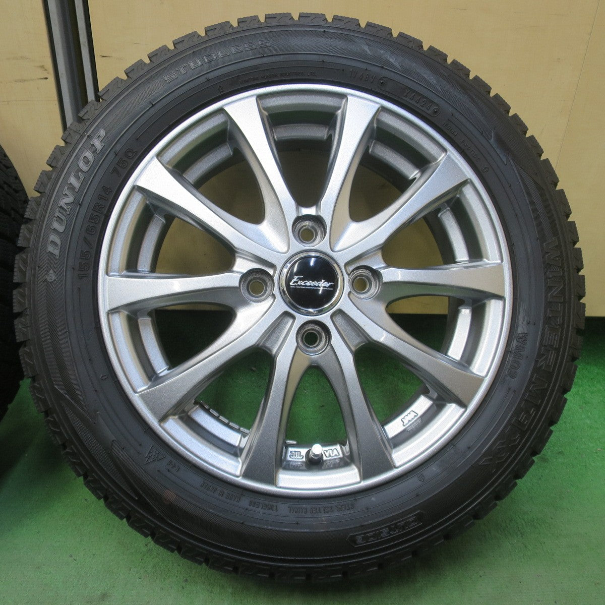 バリ溝！24年！キレイ！9.5分以上◎スタッドレス 155/65R14 ダンロップ ウインターマックス WM02 Exceeder エクシーダー 14インチ PCD100/4H◎6091910イス