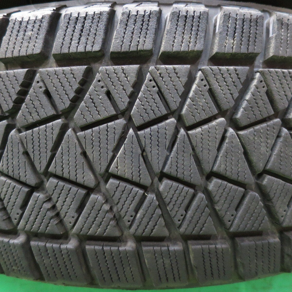 バリ溝！キレイ！8.5分★スタッドレス 225/65R17 ブリヂストン ブリザック DM-V2 JOKER ジョーカー PCD114.3/5H★4120301イス