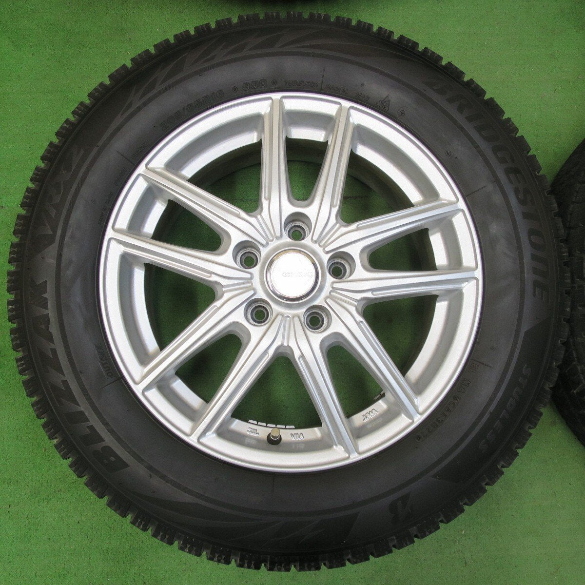 バリ溝！22年！キレイ！9.5分★スタッドレス 205/65R16 ブリヂストン ブリザック VRX2 ECO FORME エコフォルム 16インチ PCD114.3/5H★5031210イス