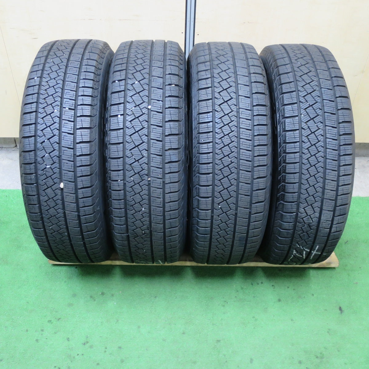 バリ溝！23年！キレイ！9.5分以上★スタッドレス 195/65R16 ピレリ アイスゼロ アシンメトリコ SPORT DAISY スポルト デイジー 16インチ PCD100/4H★5062302TTス