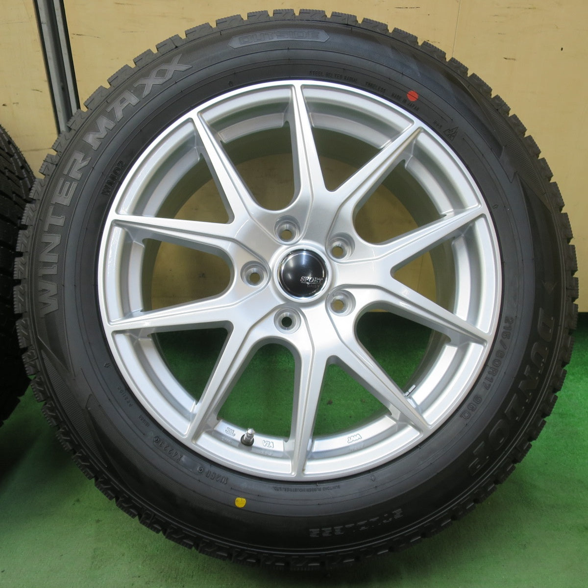 未使用！23年★スタッドレス 215/60R17 ダンロップ ウインターマックス WM02 SPORT DAISY スポルト デイジー 17インチ PCD114.3/5H★5112409イス