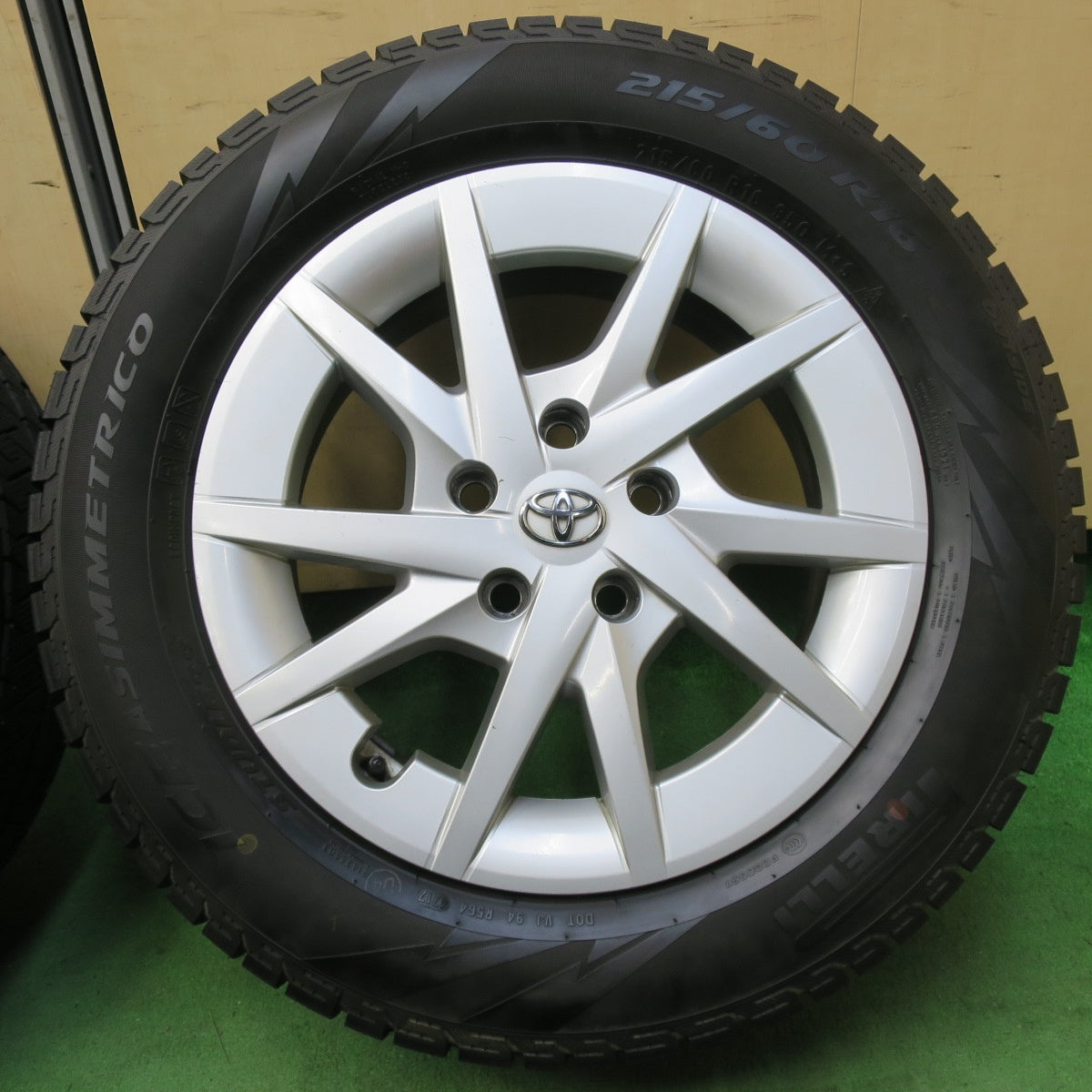 [送料無料] バリ溝！キレイ！9.5分★トヨタ プリウスα 純正 215/60R16 スタッドレス ピレリ アイスアシンメトリコ 16インチ PCD114.3/5H★5021502イス