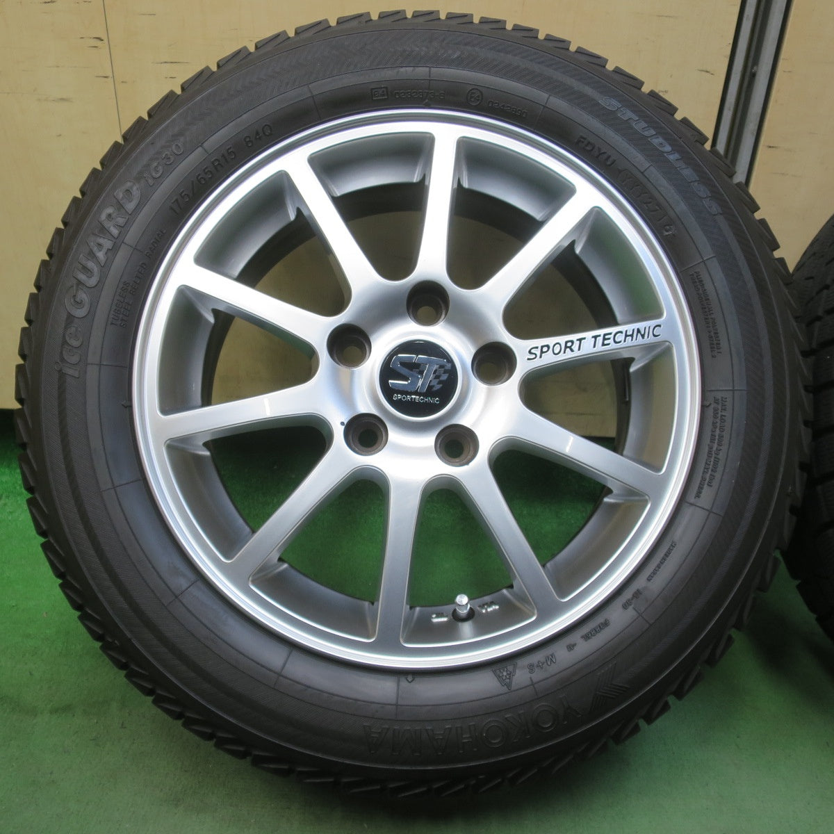 バリ溝！キレイ！9.5分★MINI ミニ クーパー 等 SPORT TECHNIC 175/65R15 スタッドレス ヨコハマ アイスガード iG30 スポーツテクニック 15インチ PCD112/5H★6042906イス