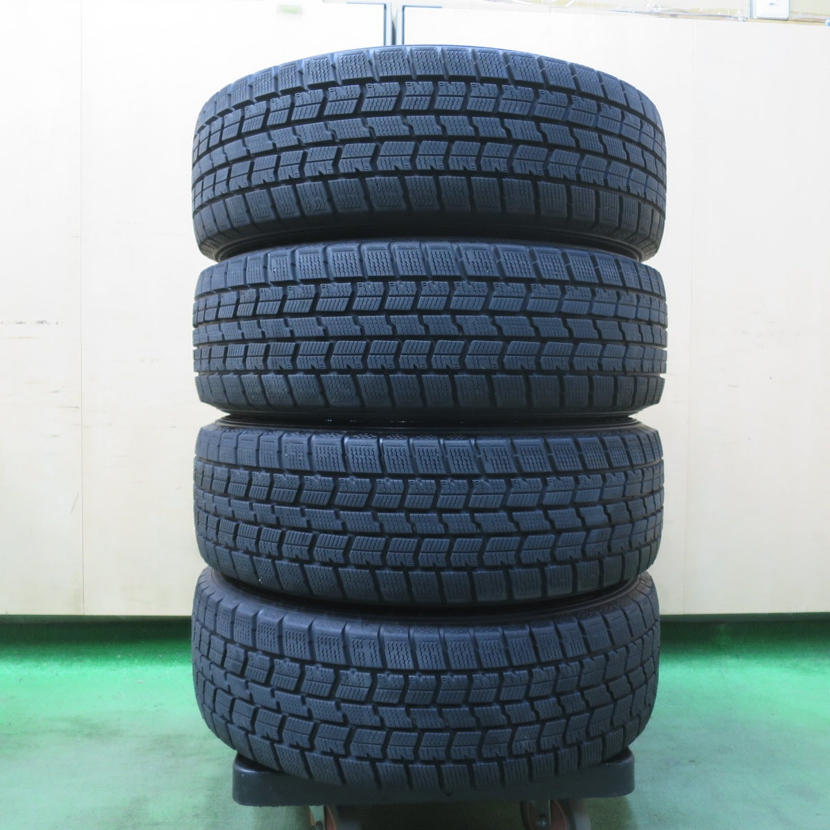 バリ溝！22年！キレイ！9.5分★スタッドレス 185/60R15 グッドイヤー アイスナビ7 Zmeist M5 15インチ PCD100/4H★5111406イス