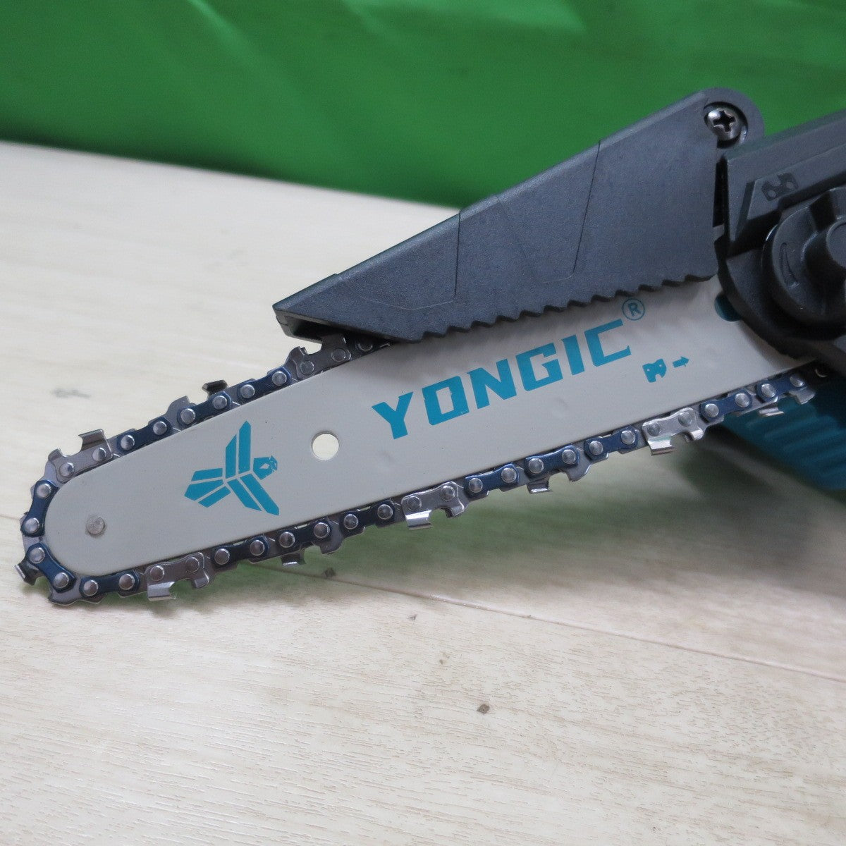 [送料無料] バッテリー2個付！キレイ☆YONGIC 電動 チェンソー 21V 型式 不明 充電式 チェーンソー 切断 機 工具 現状品☆