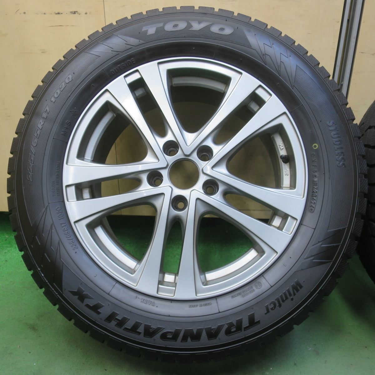 バリ溝！24年！9.5分以上◎スタッドレス 225/65R17 トーヨー ウインター トランパス TX 社外 アルミ 17インチ PCD114.3/5H◎6090907イス