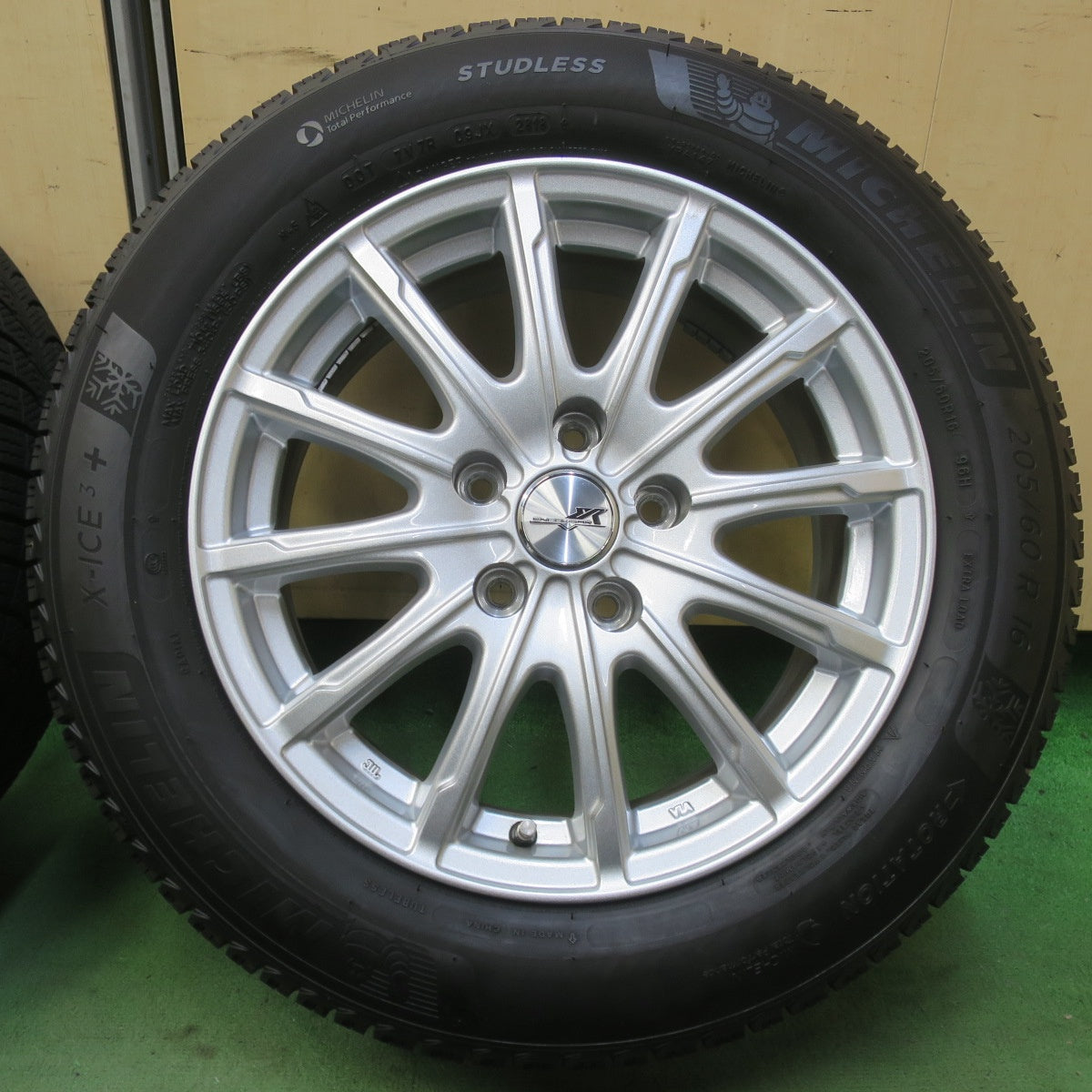 バリ溝！キレイ！ほぼ10分◎スタッドレス 205/60R16 ミシュラン X-ICE3+ ENCOUGAR エンクーガー 16インチ PCD114.3/5H◎6090910イス