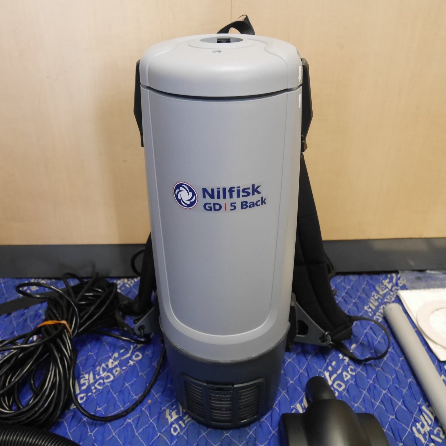 [送料無料] ほぼ未使用！美品☆Nilfisk ニルフィスクアドバンス 背負い式 クリーナー GD 5 Back 屋内用 100V コード式 ドライ 業務用 集塵機 集じん機 掃除機☆