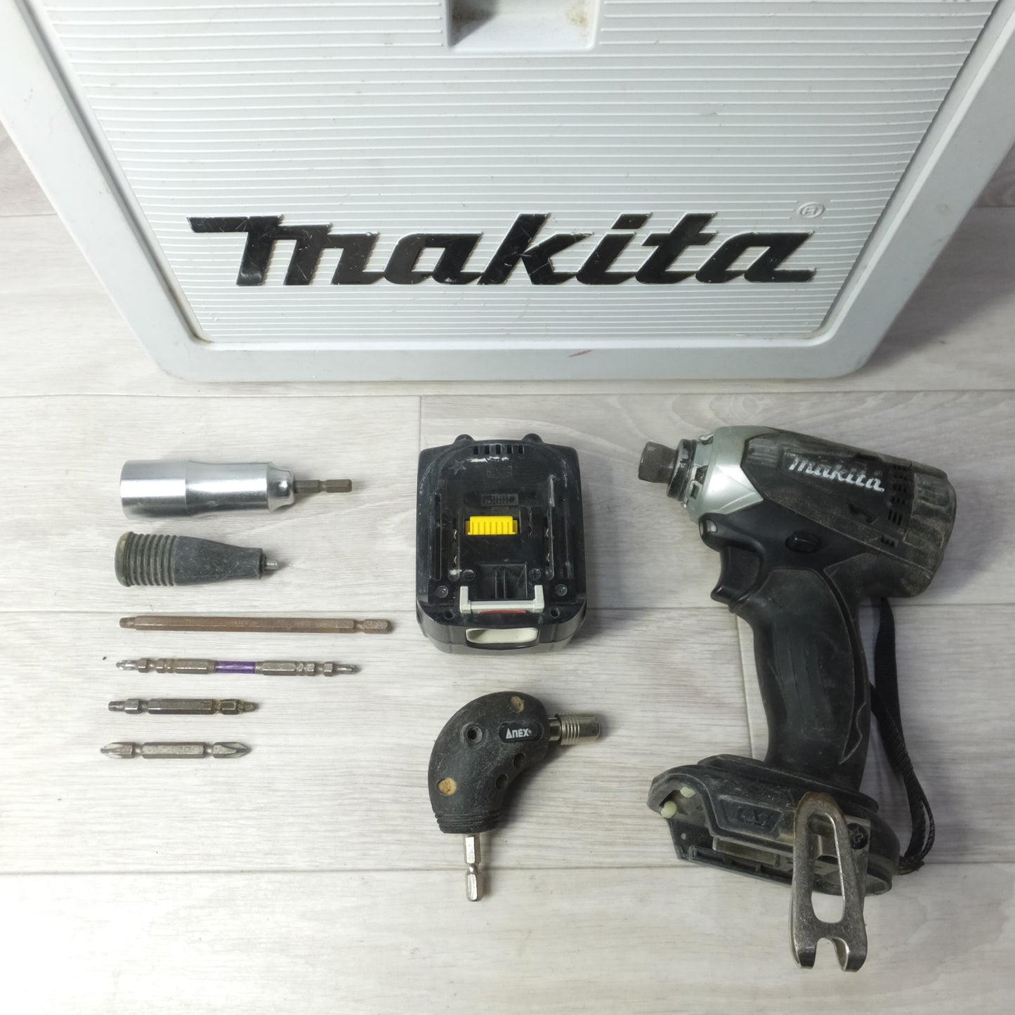 [送料無料] ◆makita マキタ 充電式インパクトドライバ TD134DX2 14.4V バッテリー付き 電動工具◆