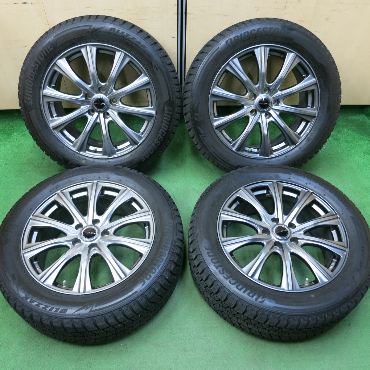 [送料無料] バリ溝！キレイ！9.5分★スタッドレス 235/55R18 ブリヂストン ブリザック DM-V3 LUTZ 18インチ PCD114.3/5H★4092003SYス
