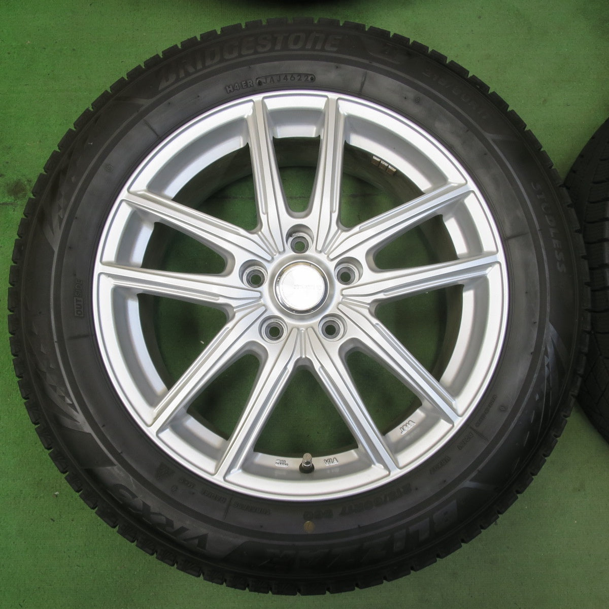 バリ溝！22年！キレイ！9.5分以上★スタッドレス 215/60R17 ブリヂストン ブリザック VRX3 ECO FORME エコフォルム 17インチ PCD114.3/5H★5100604イス