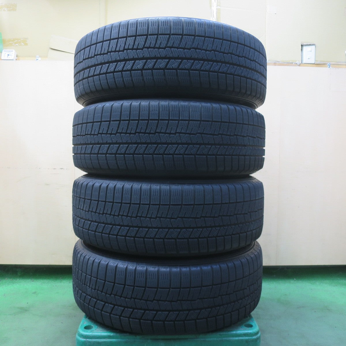 バリ溝！キレイ！9分◎40系 アルファード 等 225/60R18 スタッドレス ダンロップ ウインターマックス 03 Lefinada レフィナーダ 18インチ PCD120/5H◎6070901イス