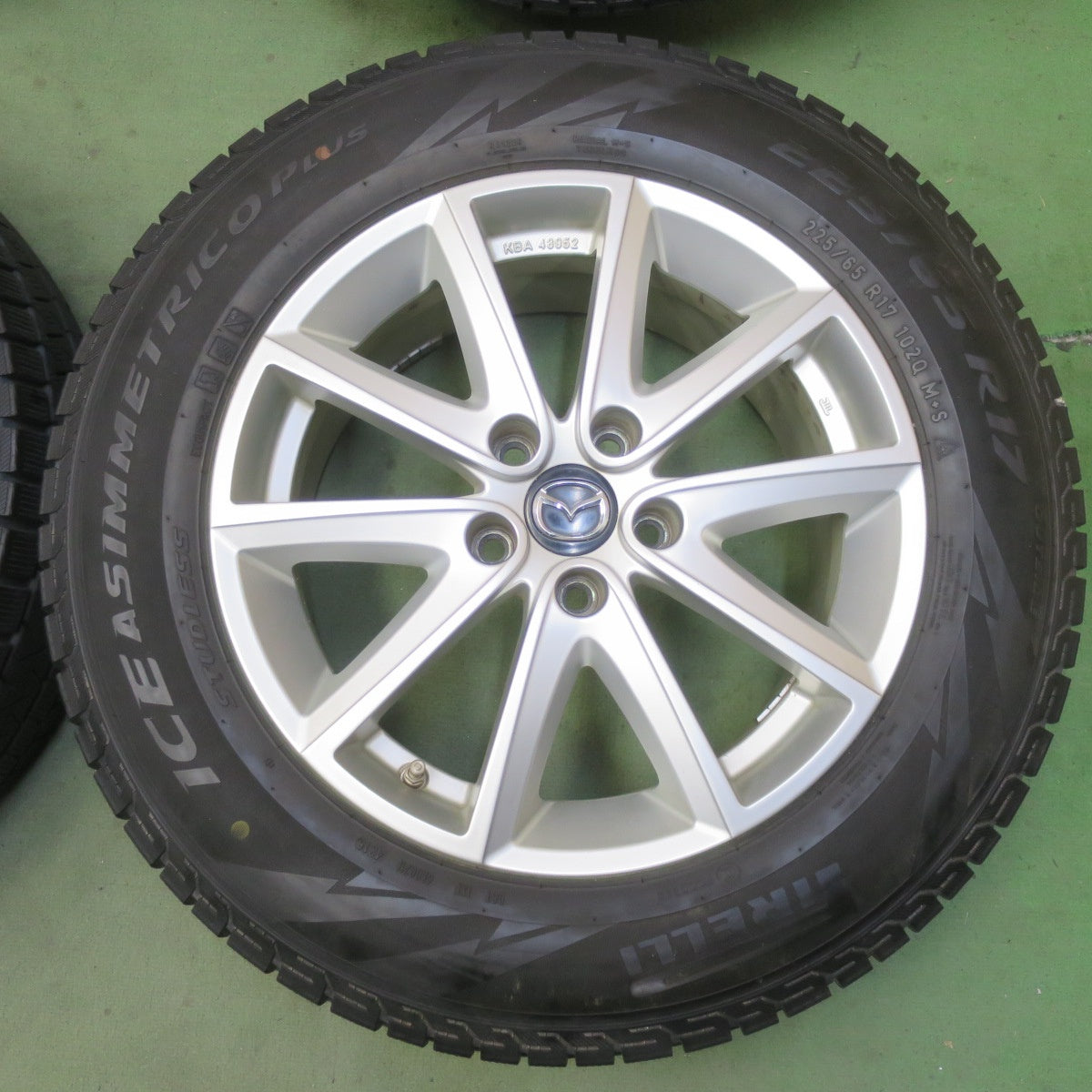 バリ溝！キレイ！8.5分◎マツダ アテンザ 純正 225/65R17 スタッドレス ピレリ アイスアシンメトリコ プラス 17インチ PCD114.3/5H◎6092506イス