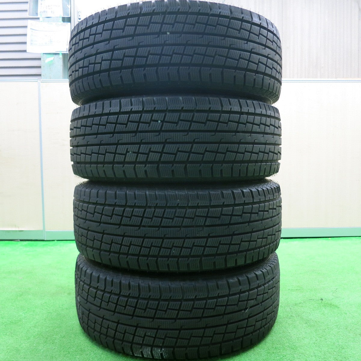 [送料無料] バリ溝！22年！9.5分★スタッドレス 235/60R18 グリップマックス GRIP ICE X SUV STRANGER ストレンジャー 18インチ PCD114.3/5H★4101801HAス