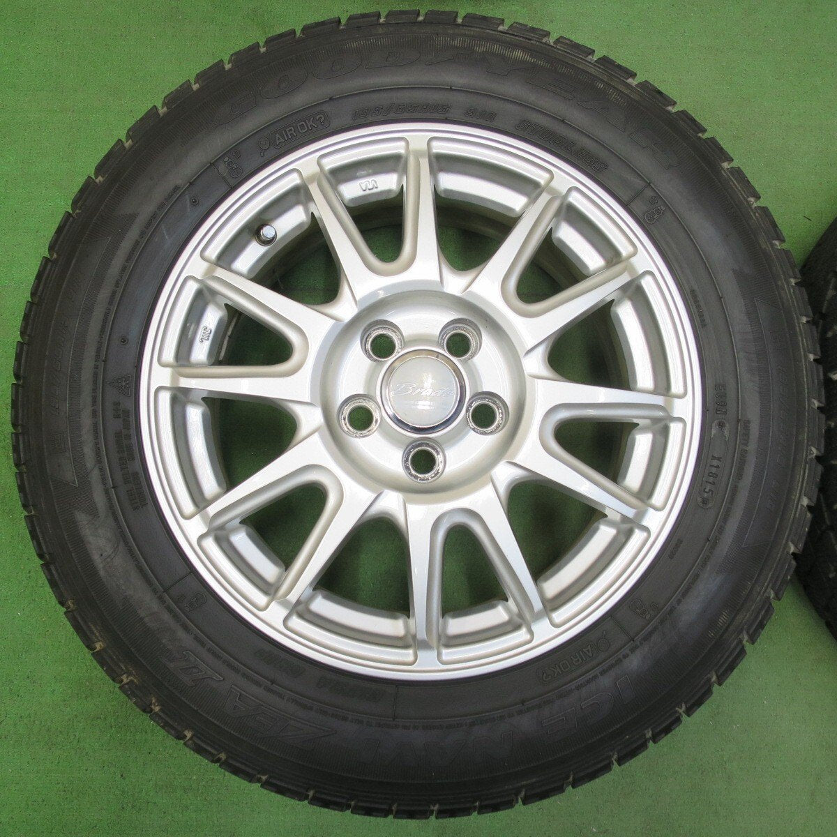 キレイ！8.5分★195/65R15 スタッドレス グッドイヤー アイスナビ ZEA2 Brade 15インチ PCD100/5H★5032613イス