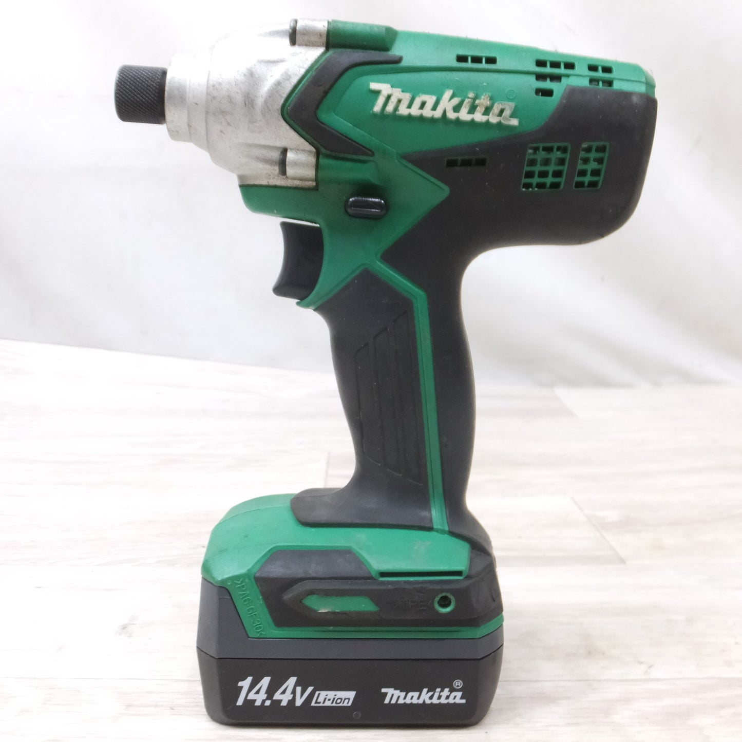 [送料無料] バッテリー2個！付属品付き◆マキタ 充電式 インパクト ドライバ 14.4V M695D ケース 充電器 ビット 付き 電動 工具◆