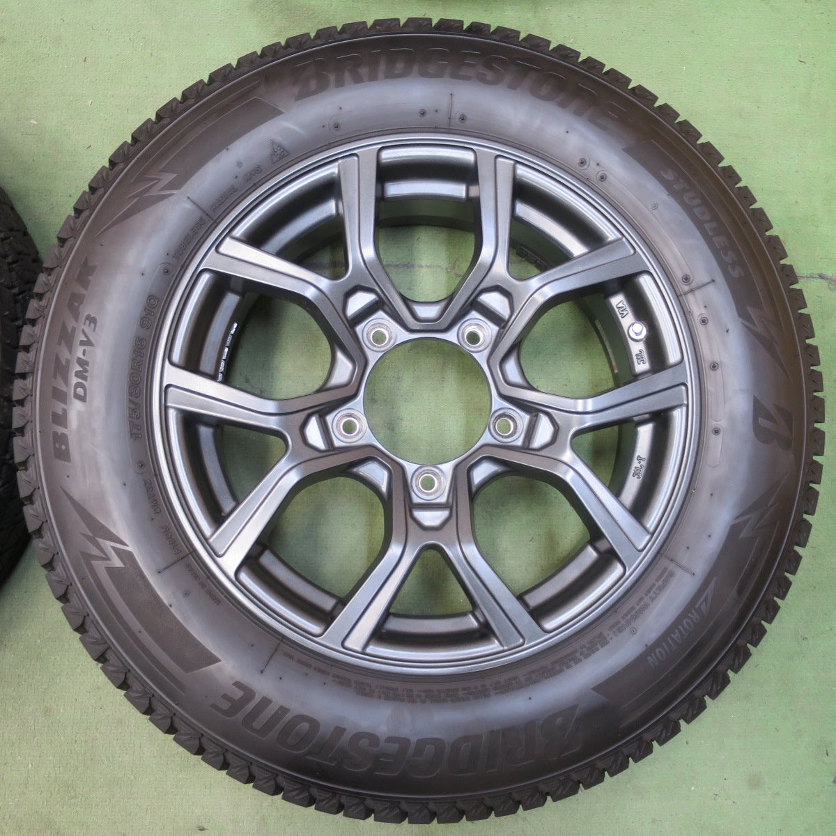 バリ溝！24年！キレイ！9分★スタッドレス 175/80R16 ブリヂストン ブリザック DM-V3 KAZERA H301 カゼラ 16インチ PCD139.7/5H★6060906イス