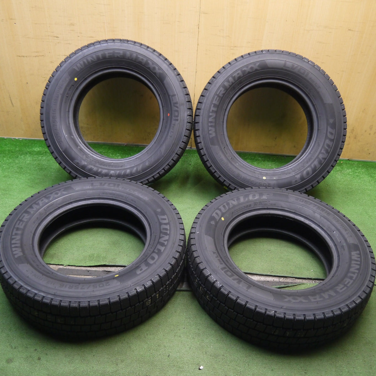 未使用！26年◎トラック タイヤ 205/75R16 113/111N スタッドレス ダンロップ ウインターマックス LV01 for LT 16インチ◎6090807Hスタ