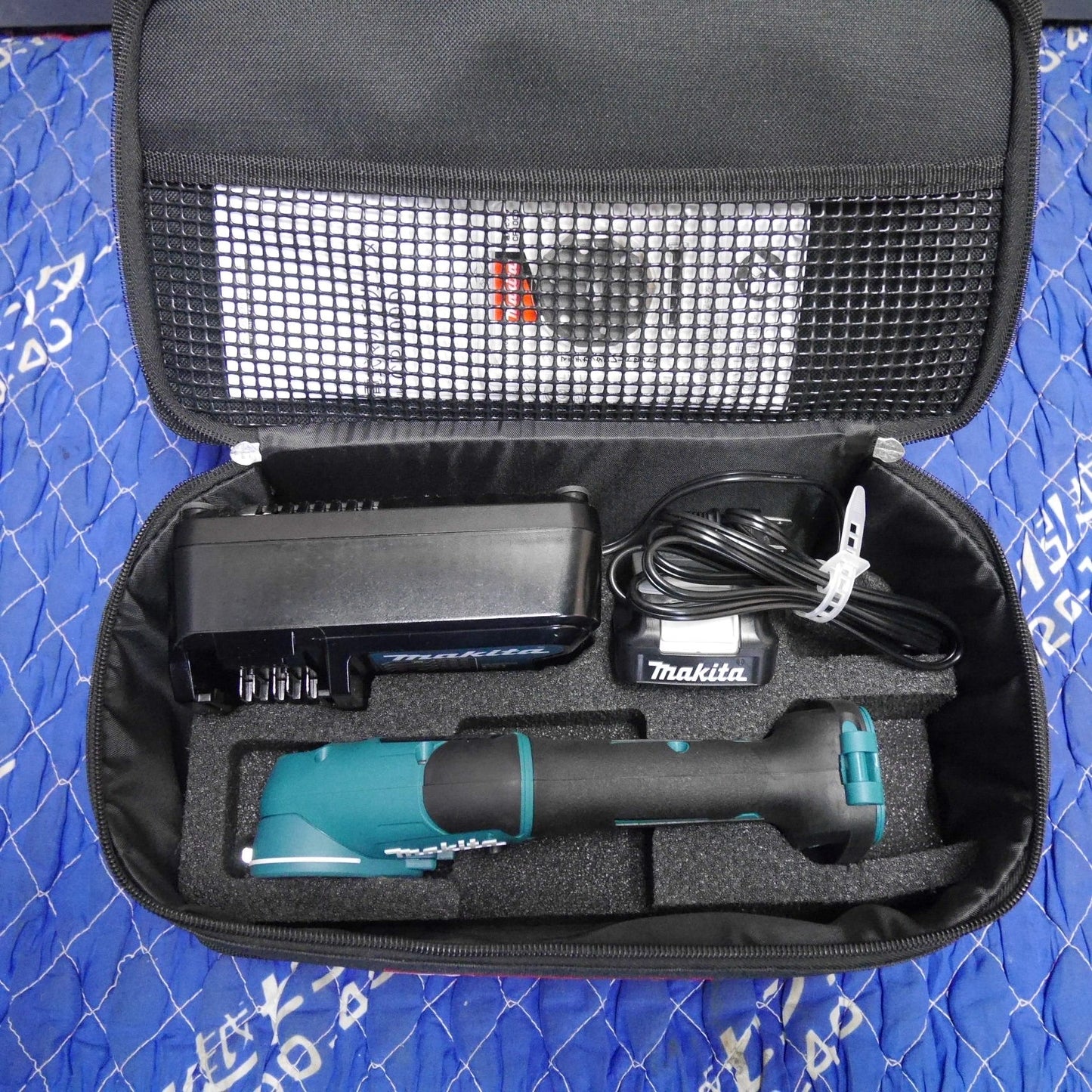 [送料無料] ほぼ未使用！美品！ブレード付き☆マキタ 充電式 マルチ カッター CP100D 電動 工具 切断機 曲線 加工 makita 充電器 DC10SA バッテリー BL1015☆