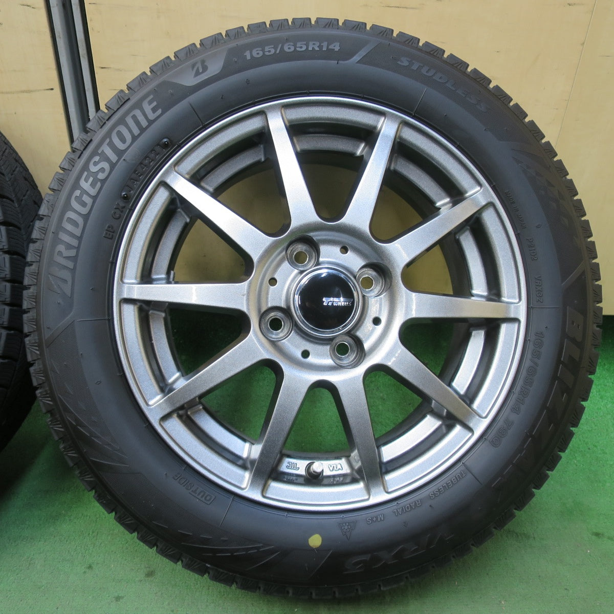 バリ溝！21年！キレイ！8.5分★スタッドレス 165/65R14 ブリヂストン ブリザック VRX3 Ti WHEELS 社外 アルミ 14インチ PCD100/4H★5112702イス