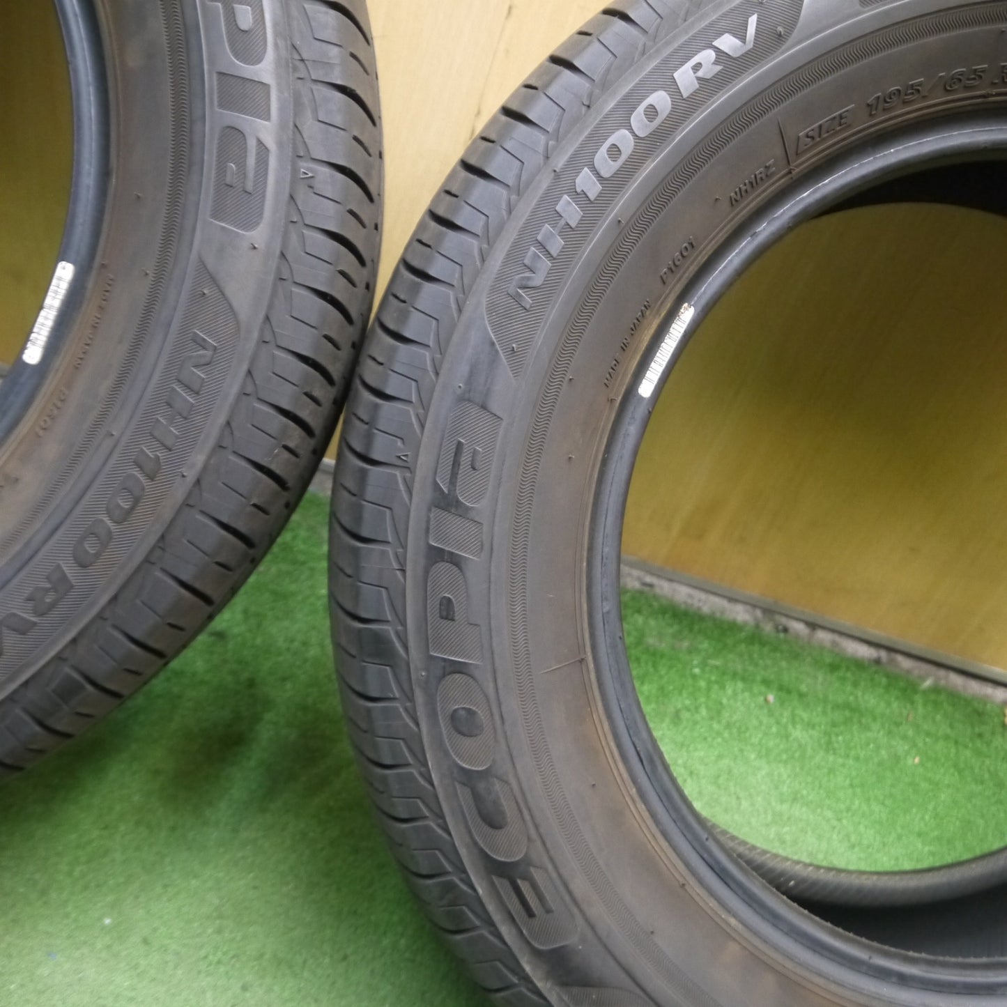 *送料無料* バリ溝！8.5分★195/65R15 ブリヂストン エコピア NH100RV タイヤ 15インチ ノア ヴォクシー セレナ ステップワゴン等★4060406Hノタ