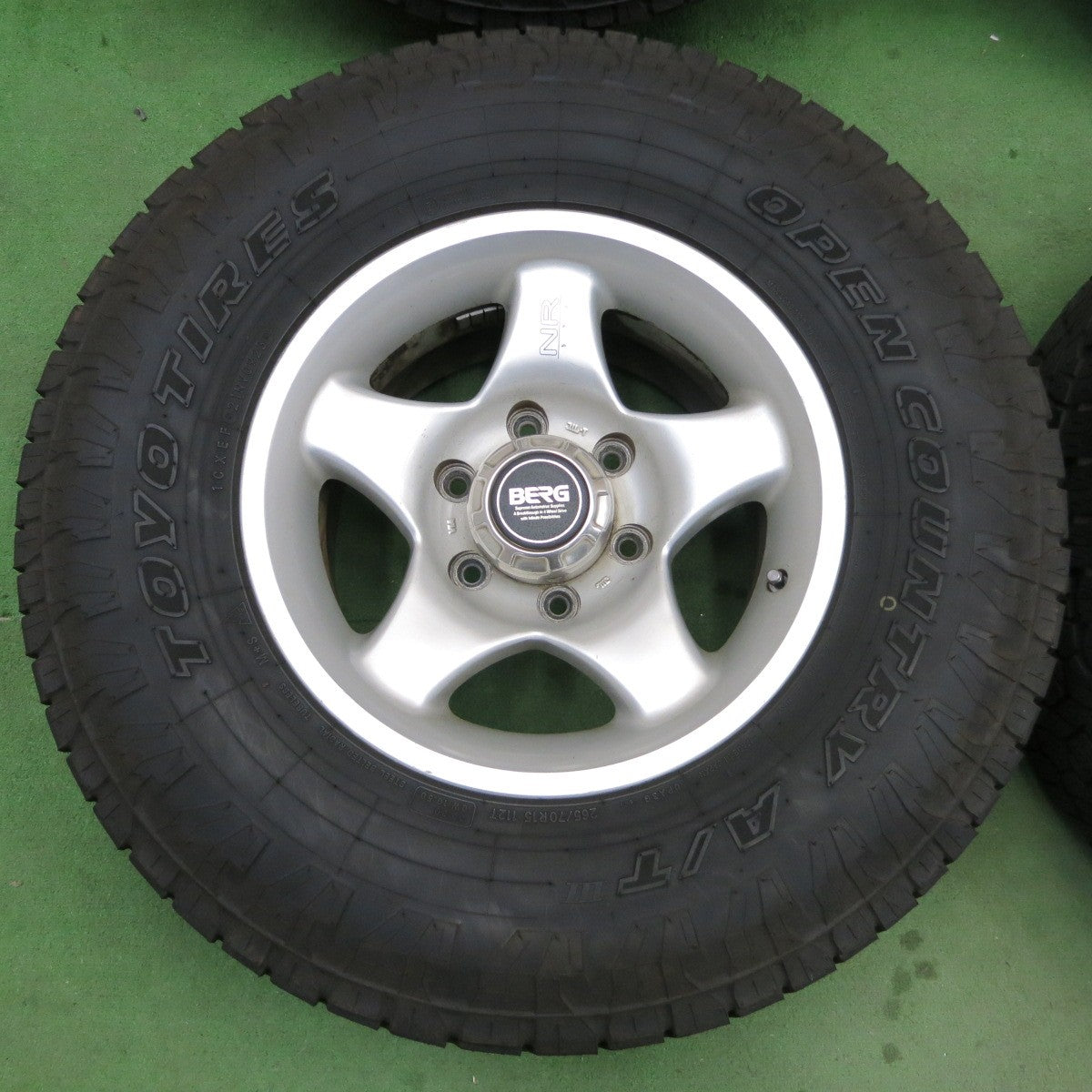 バリ溝！23年！9分★BERG NR595 265/70R15 トーヨー オープンカントリー A/T3 ベルグ 15インチ PCD139.7/6H★5042906ナノ