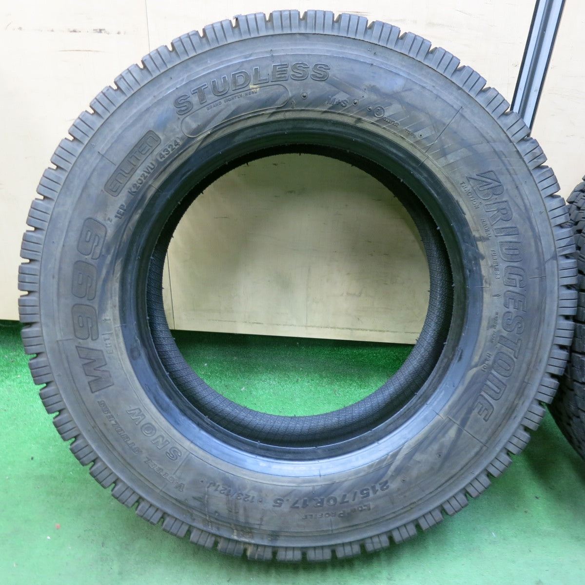 バリ溝！24年！9.5分！2本★トラック タイヤ 215/70R17.5 123/121J スタッドレス ブリヂストン W999 17.5インチ★5070411SYスタ