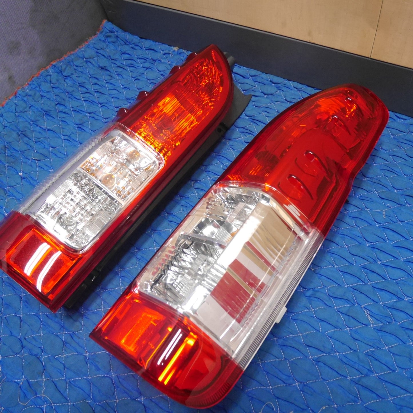 [送料無料] 左右セット！キレイ☆トヨタ 200系 ハイエース 4 5 6型 後期 純正 テールライト KOITO 26-140 ハロゲン テールランプ カー パーツ☆