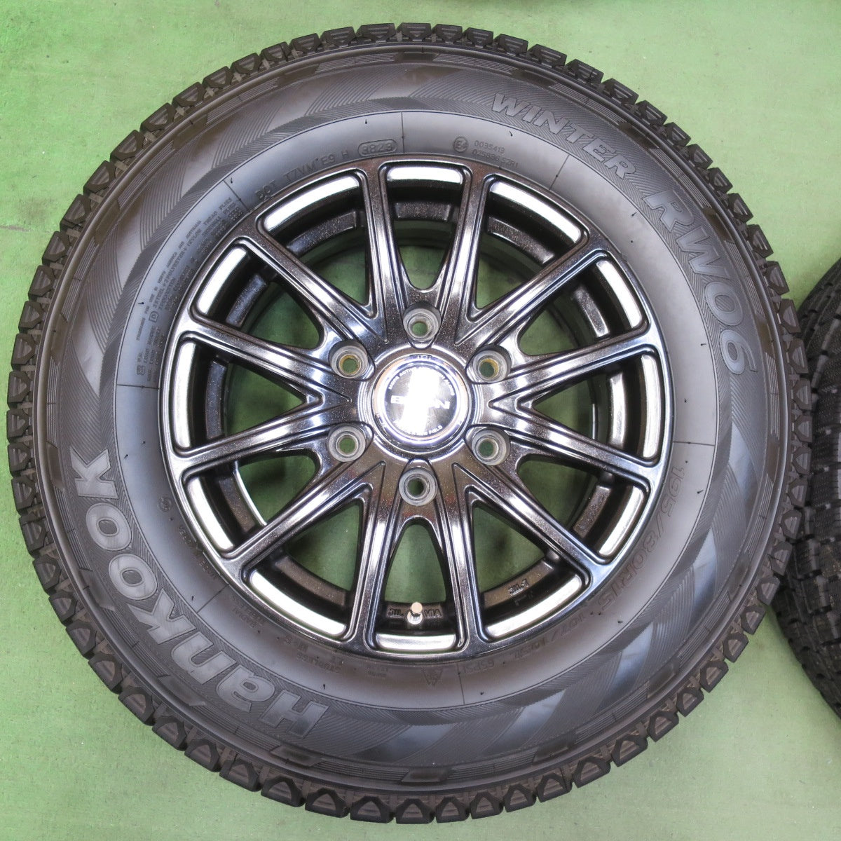 バリ溝！23年！キレイ！9.5分★200系 ハイエース BISON BN-01 195/80R15 107/105L スタッドレス ハンコック ウインター RW06 バイソン 15インチ PCD139.7/6H★5110408イス