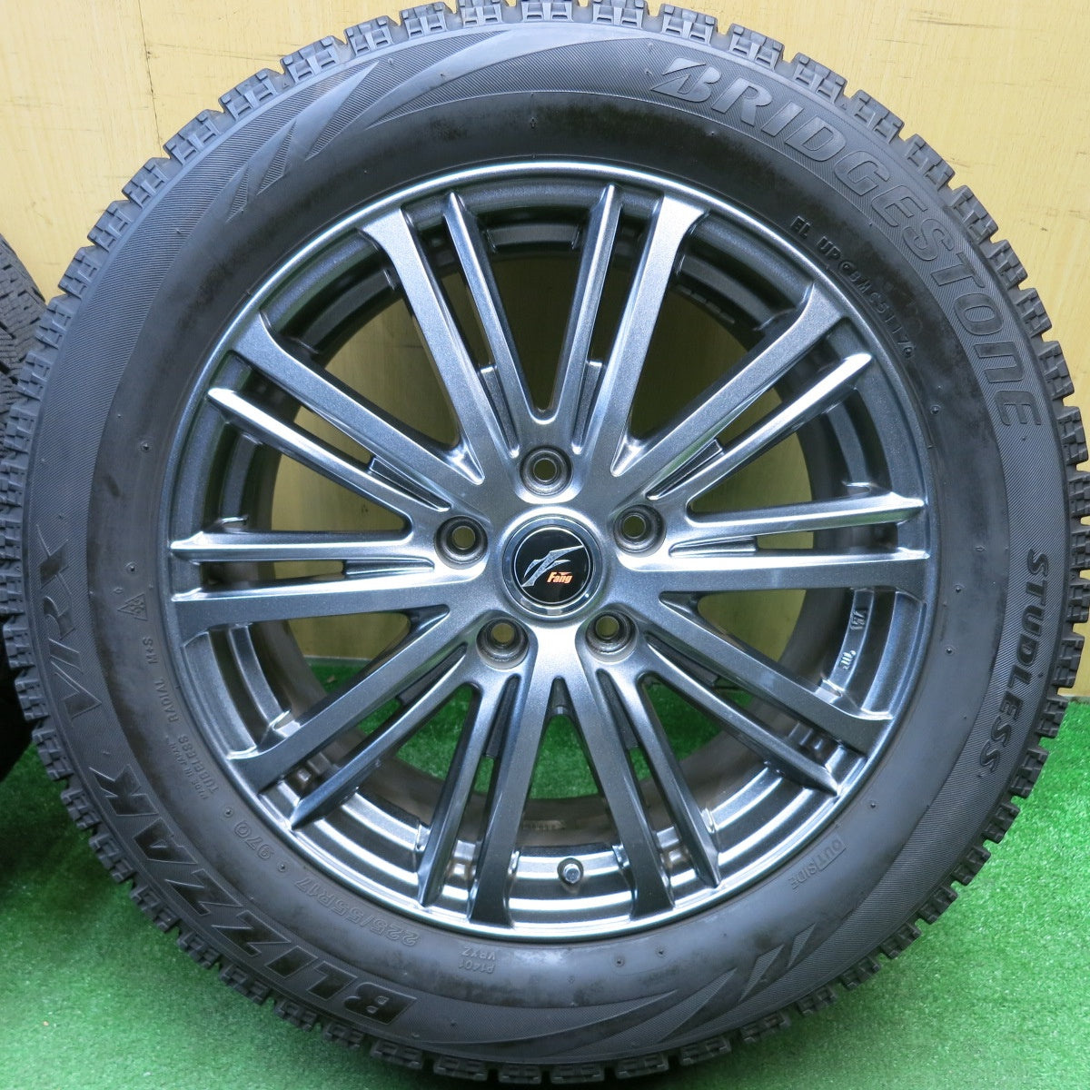 バリ溝！キレイ！9分★スタッドレス 225/55R17 ブリヂストン ブリザック VRX Fang ファング 17インチ PCD114.3/5H★6011106HAス
