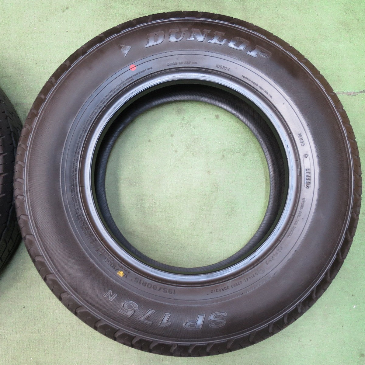 新車外し！25年★195/80R15 107/105S ダンロップ SP175N タイヤ 15インチ ハイエース レジアスエース キャラバン 等★5120604イノタ