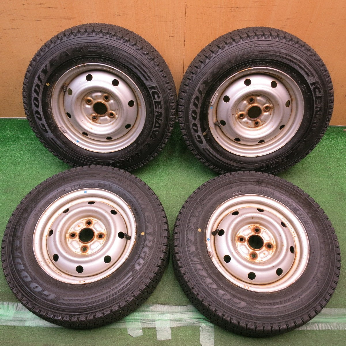 ほぼ未使用！25年◎スタッドレス 165/80R13 90/88N グッドイヤー アイスナビ CARGO スチール ホイール 13インチ PCD100/4H◎6100310HAス