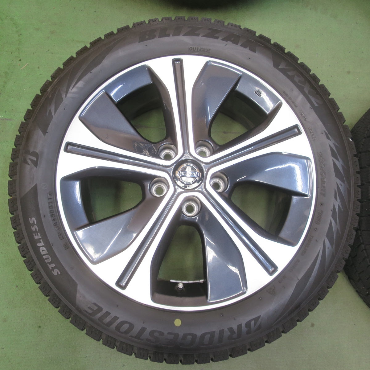 バリ溝！キレイ！8.5分★日産 キックス 純正 205/55R17 スタッドレス ブリヂストン ブリザック VRX2 17インチ PCD114.3/5H★6051906イス
